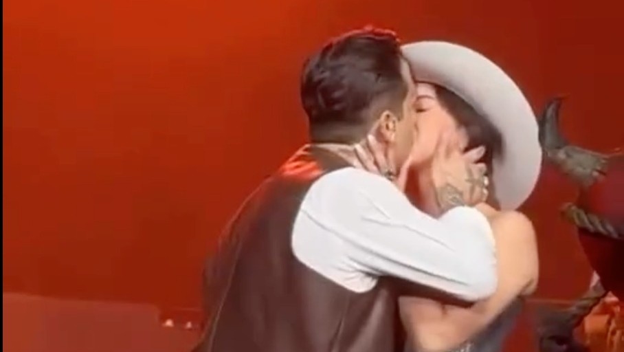 Así fue el beso de Christian Nodal y Ángela Aguilar| Video 