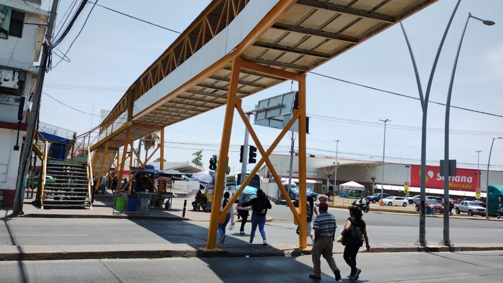 Agrietados y deteriorados: abandonan puentes peatonales en Irapuato