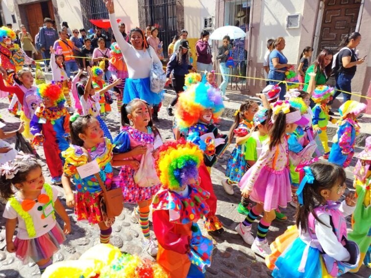 Video | Participan niños en el Desfile de los Loquitos en San Miguel de Allende