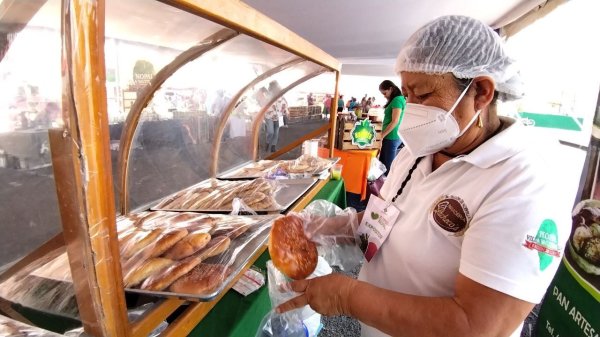 Desde hace 40 años, Beatriz elabora el tradicional pan de Valtierrilla en Salamanca