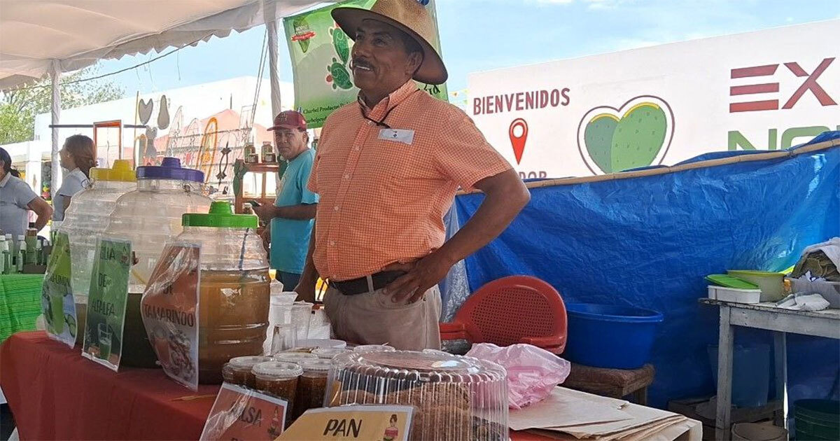 Saúl Razo conquista paladares con su agua de alfalfa en San José del Carmen, Salamanca | Video 