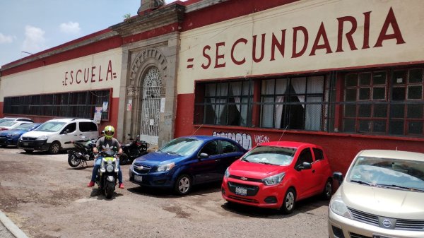 Denuncian a maestro por acoso contra alumnas de secundaria en Salamanca; les pedía fotos íntimas 