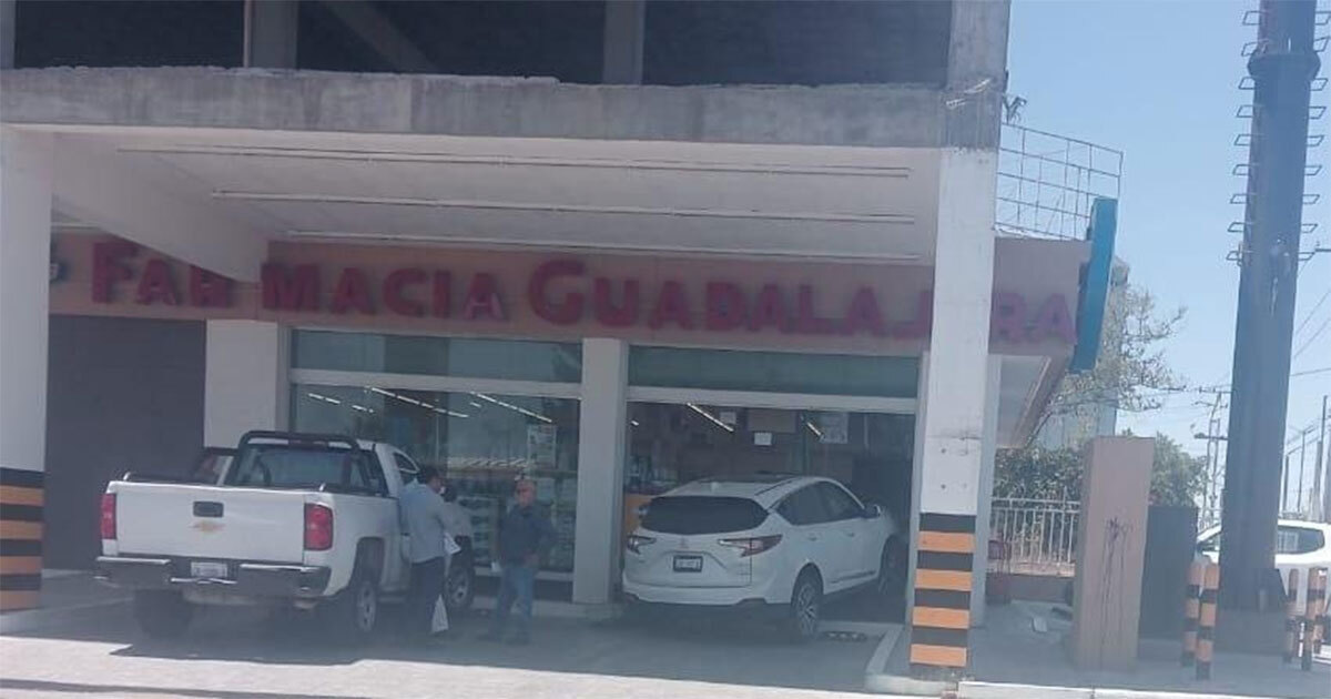 ¡De frente! Conductor pierde control y estrella su camioneta en una farmacia de Celaya 