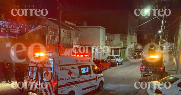 Balean a joven en la entrada de su casa de la calle Ciprés en León 