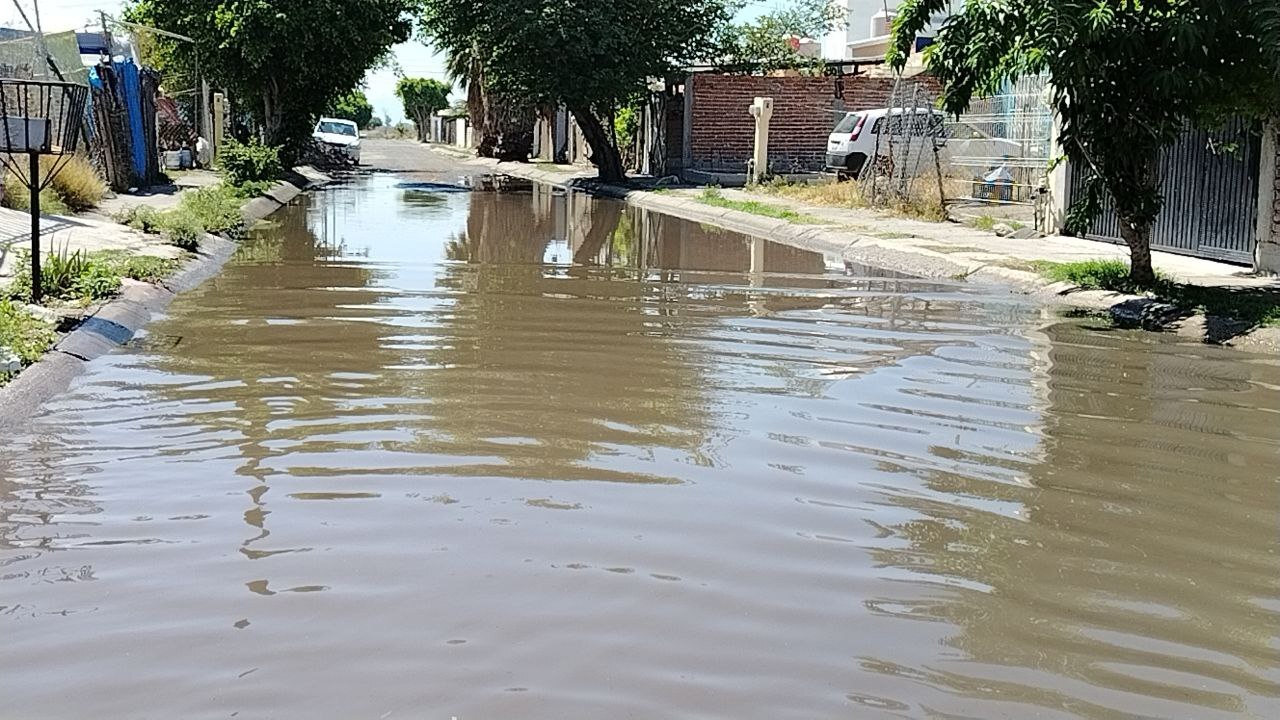 Por una semana, desperdician agua de pozo en Salamanca ; calles parecen ríos 