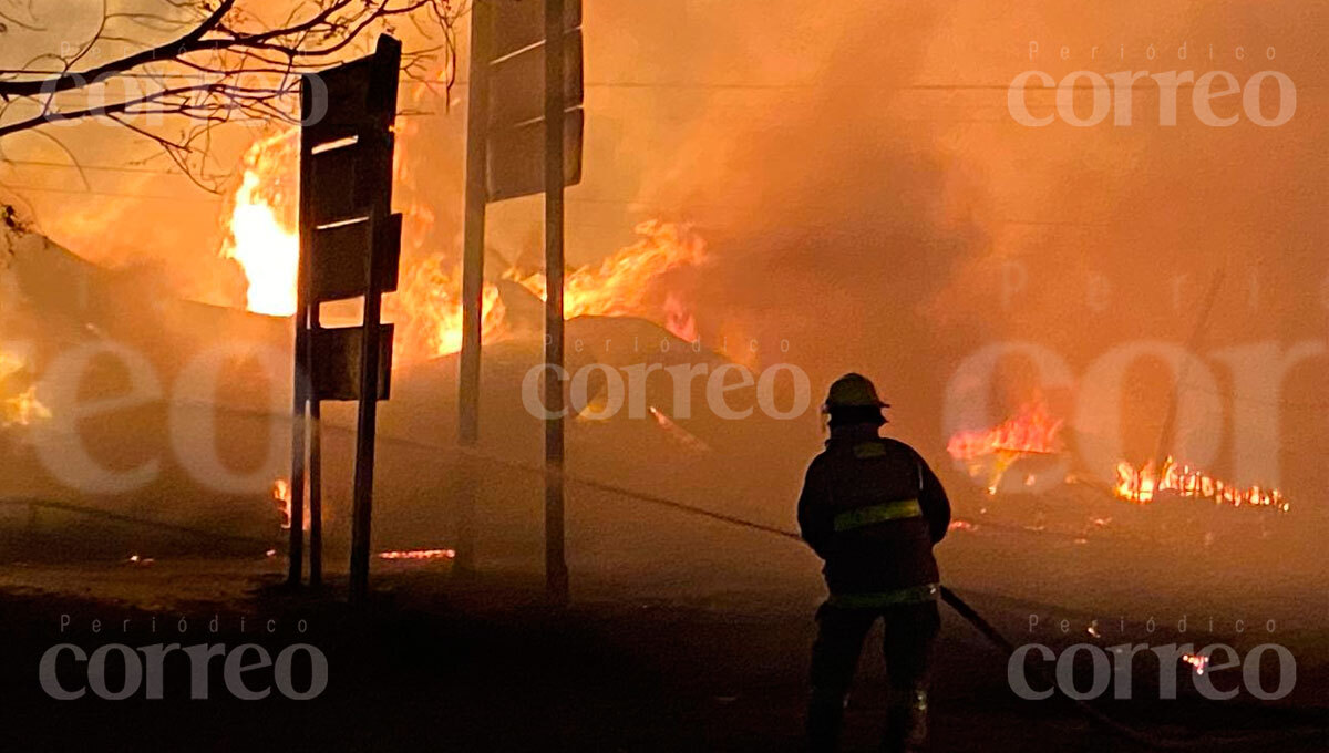 Incendio en maderería de León previo a lluvias causa alerta en gasolineras 