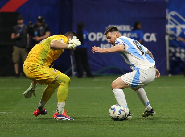 Argentina vence a Canadá 2-0 en su debut en la Copa América 2024