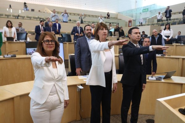 Pese a críticas, toma protesta Adriana de Santiago como la titular del Órgano Interno de Control de la FGE 