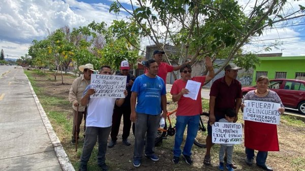 Salmantinos protestan por venta de camellón de la Av. Sol; exalcalde sería el dueño