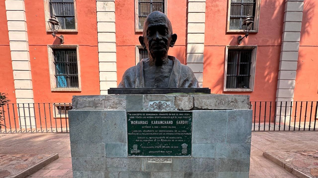 Busto de Gandhi, regalo de la India, queda en el olvido y el deterioro en Guanajuato capital