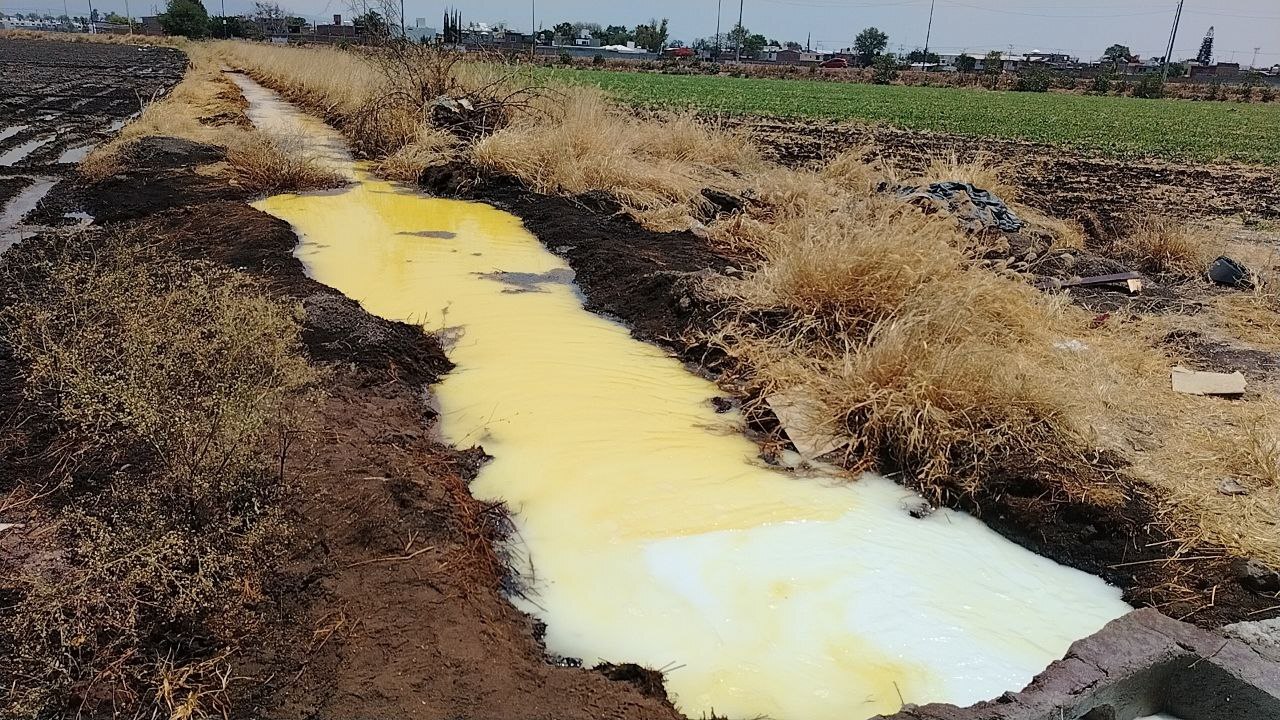 Conagua acuerda reubicar pozo contaminado con gasolina en Salamanca para apoyar a campesinos 