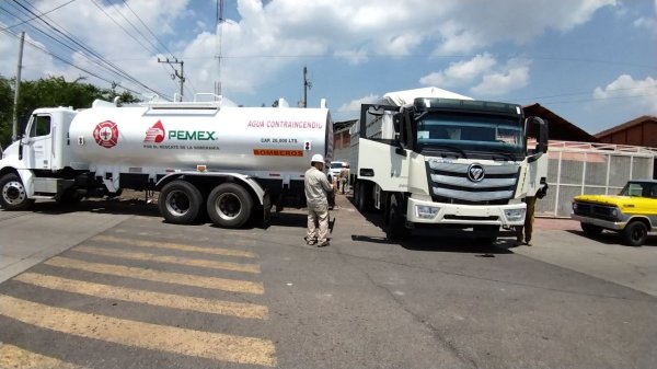 Buscan con excavadora fuga en ducto de Pemex que contamina pozo agrícola