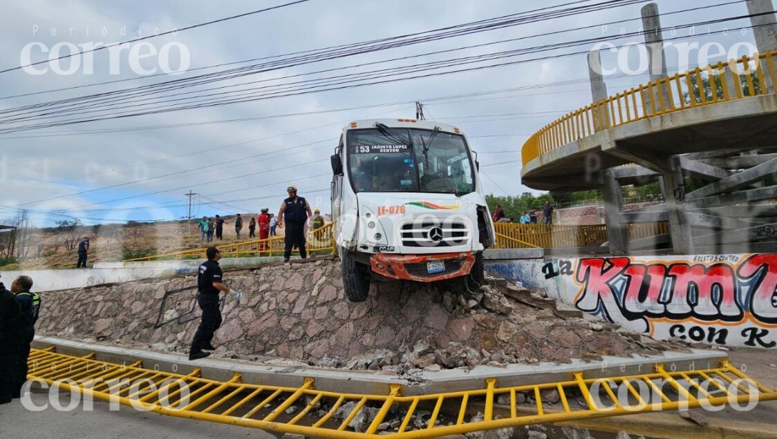 Urbano se queda sin frenos y choca en la comunidad La Mora de León; hay 8 heridos