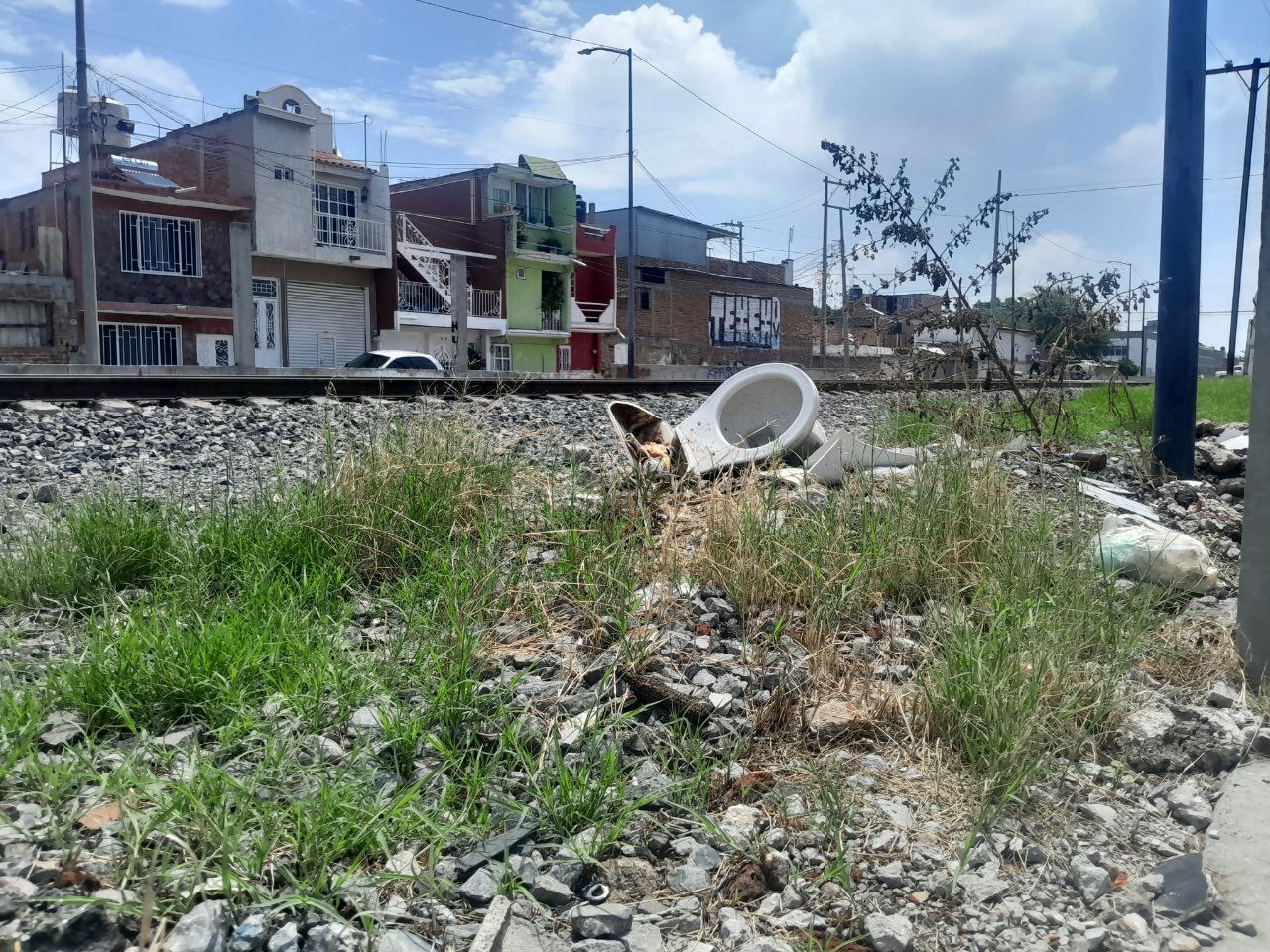 Entre basura, desperdicios y hasta inodoros, dejan en el abandono a la calle Insurgentes de Salamanca