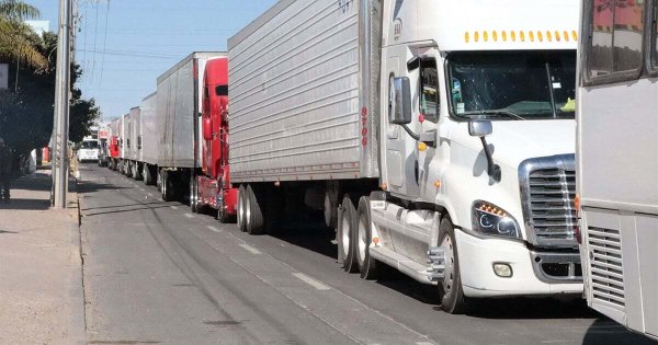 Restringen paso de tránsito pesado en la carretera Dolores Hidalgo-San Miguel de Allende