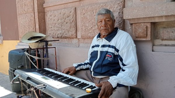 Maximino Escobar convierte su pasión por la música en su sustento diario en San José Iturbide | Video