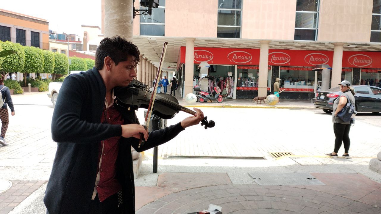 Violinista Andrés García llena de melodía las calles de Irapuato con su talento | Video 