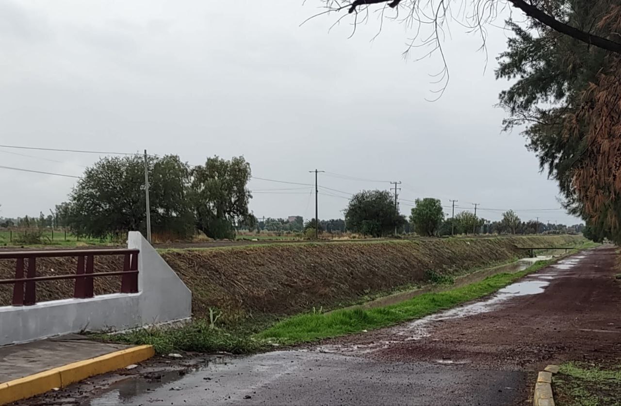 Lluvias dejan varados a conductores en camino de Arboledas de Ciudad Bajío en Salamanca