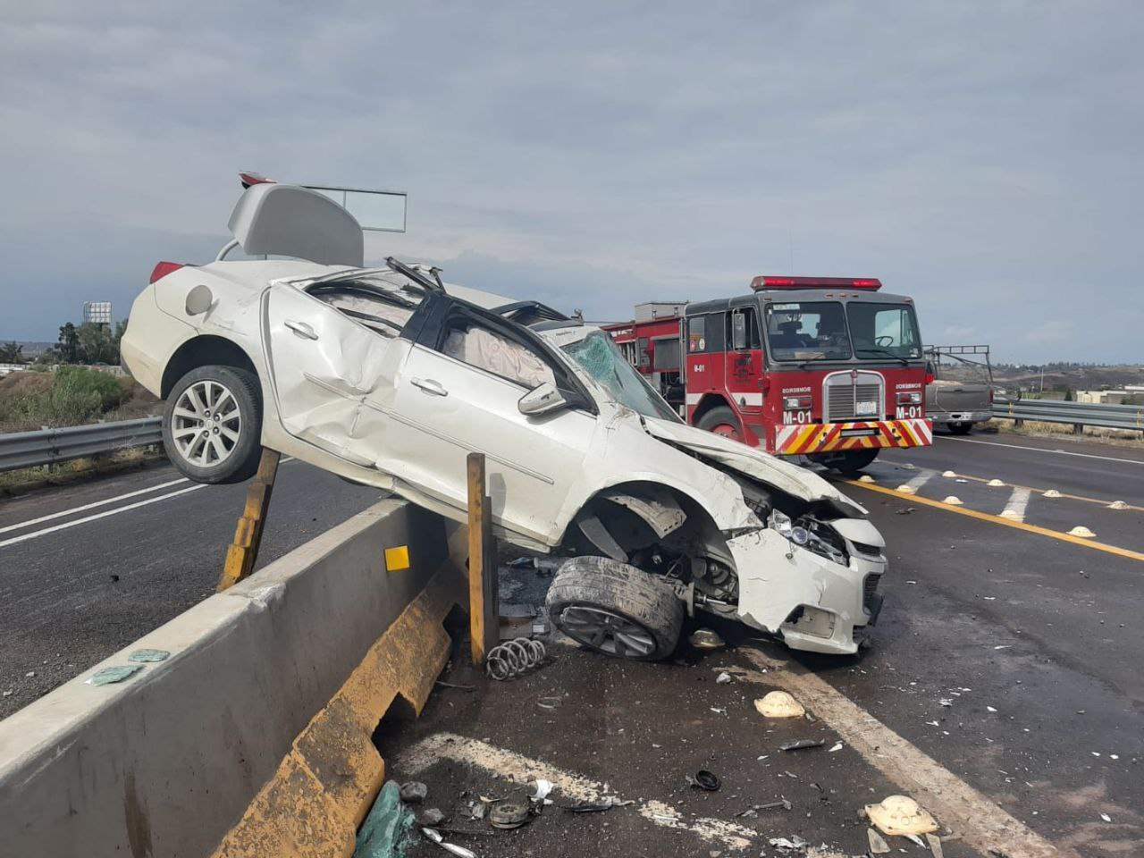 Volcadura deja a hombre herido en la carretera Cervera - Las Teresas de Guanajuato Capital 