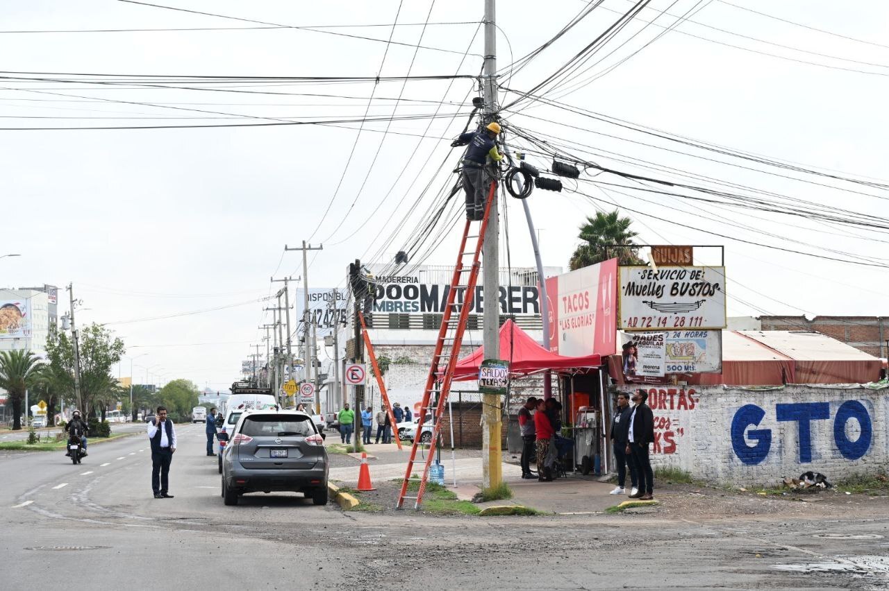 Retiran cables en mal estado del bulevar Paseo Solidaridad en Irapuato