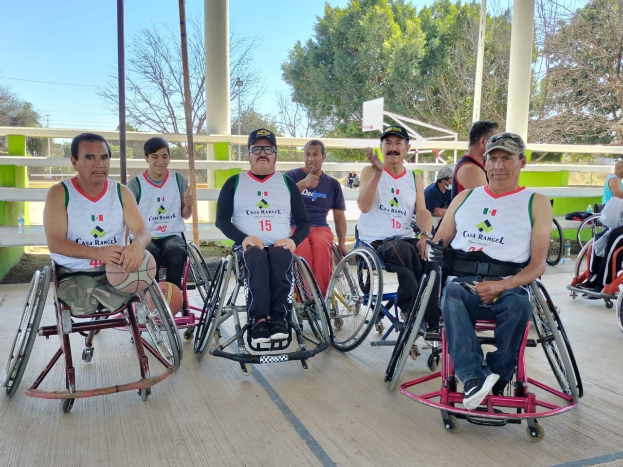 Con gran espíritu, Efrén Mejía destaca en el básquetbol con su silla de ruedas en San José Iturbide 