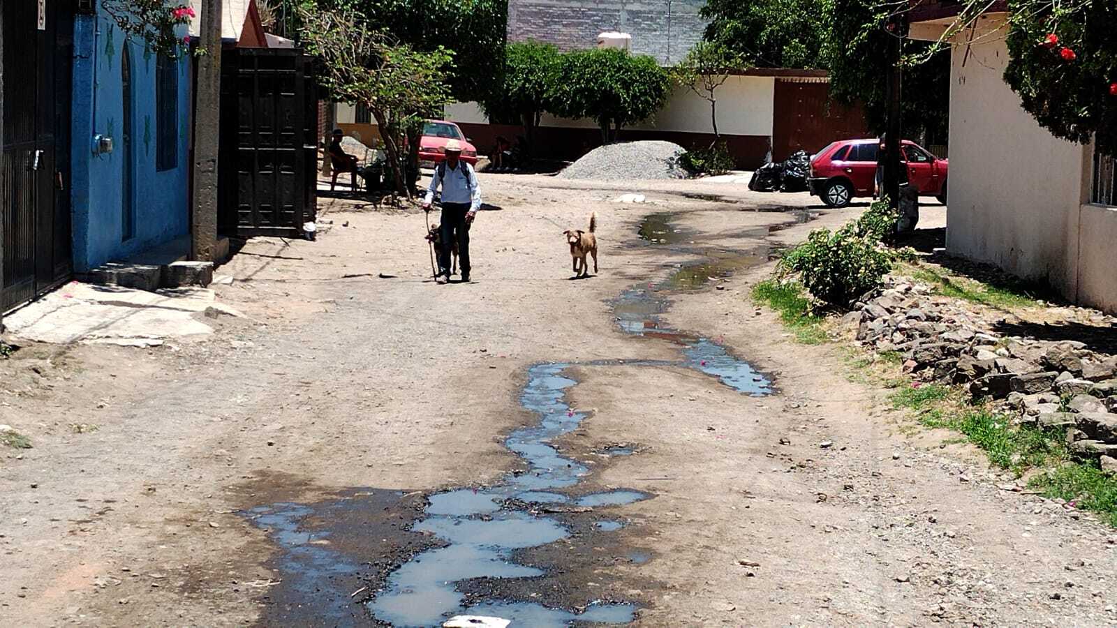 Fuga de agua en San Roque de Irapuato causa térribles olores