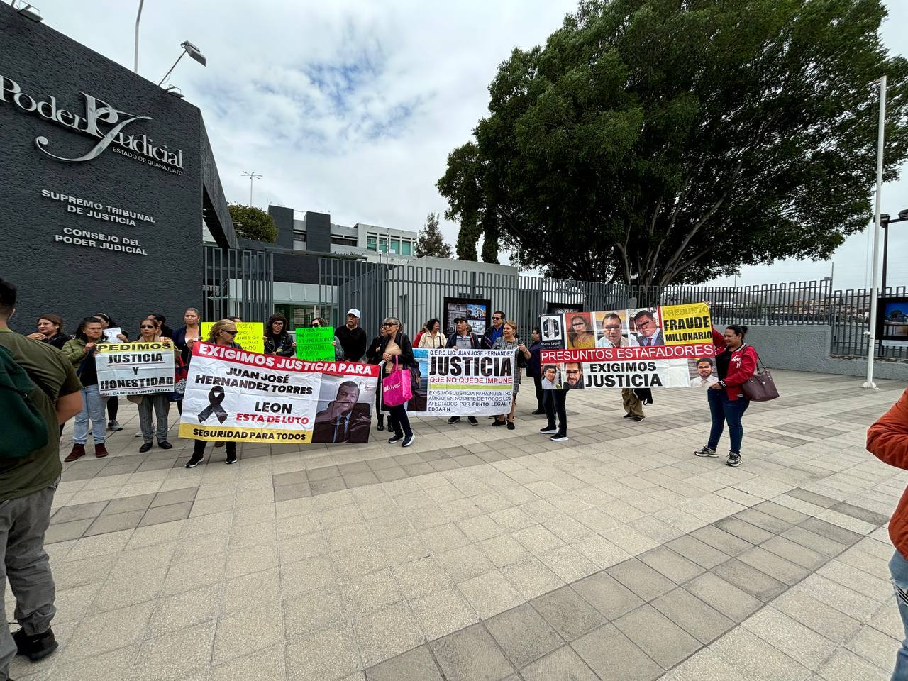 Víctimas de fraude en Punto Legal protestan frente al Poder Judicial; acusan corrupción 