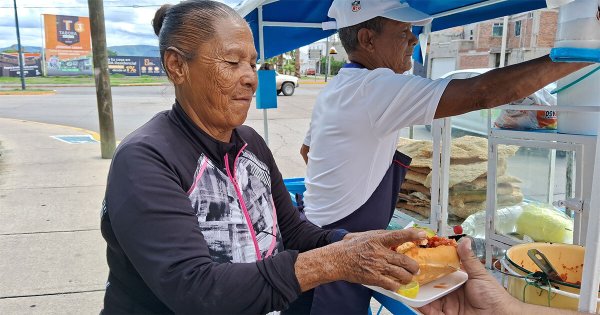 Raúl y Juana llevan el sabor de las guacamayas de León hasta Salamanca | Video 