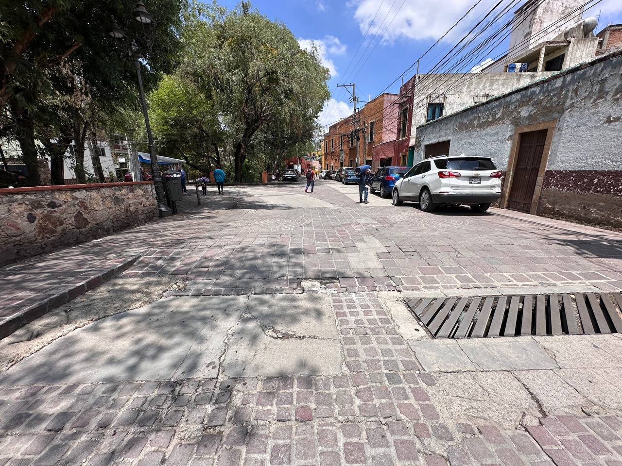 Vecinos de Pastita en Guanajuato viven entre adoquines rotos y alcantarillas obstruidas