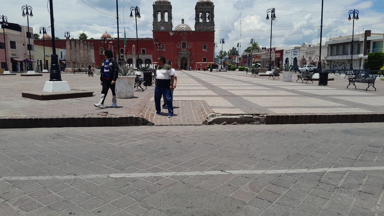 Denuncian deterioro en plazoleta Miguel Hidalgo de Salamanca por paso de vehículos 