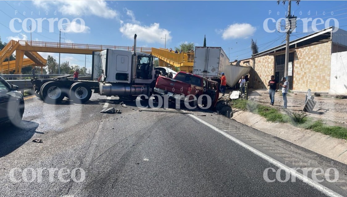 Presunto intento de robo a trailer termina en colosal choque sobre carretera de San Luis de la Paz