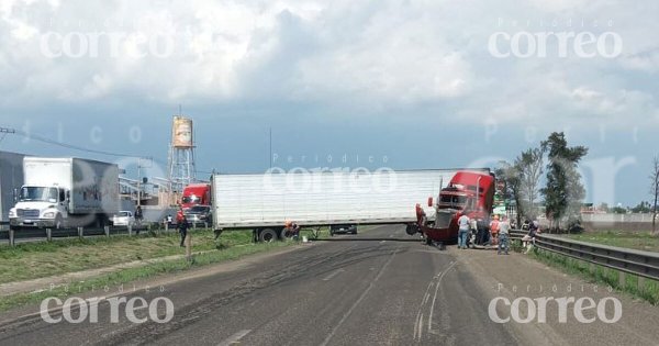 Choque de tráiler en el Libramiento Sur de Irapuato deja daños materiales 