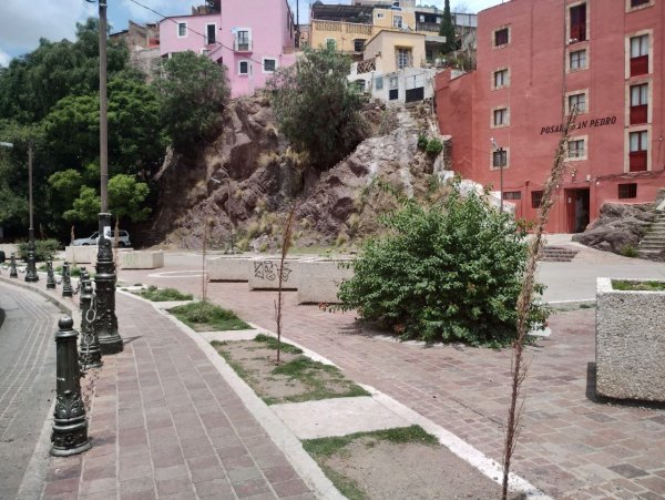 Entre basura y grafitis, dejan en el abandono a la  plaza Taiwan en Guanajuato