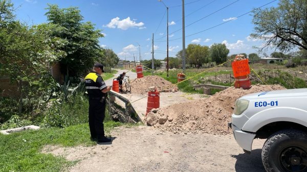 Convierte puente para ganado en vehicular en Purísima del Rincón y ahora está en riesgo de caer