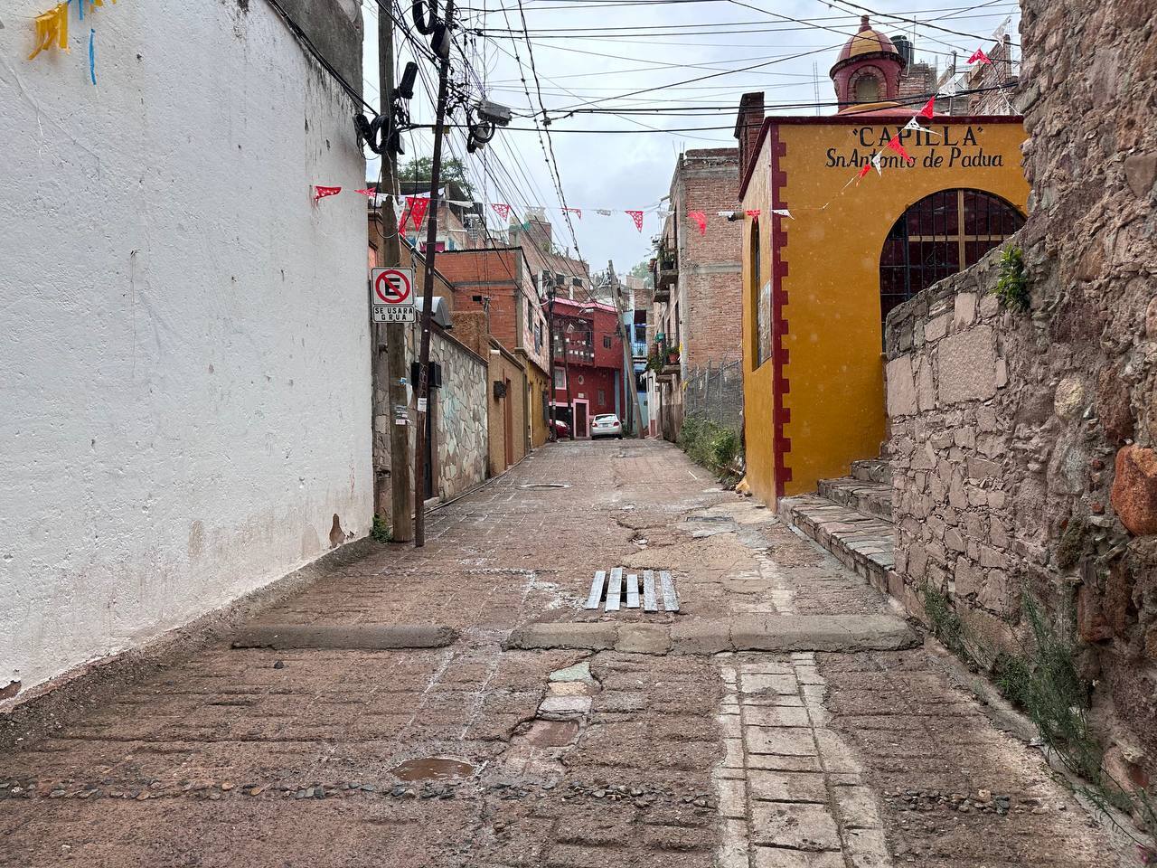 Con calles ‘partidas’ e inseguridad, dejan en el abandono al callejón de San Antonio de Guanajuato 