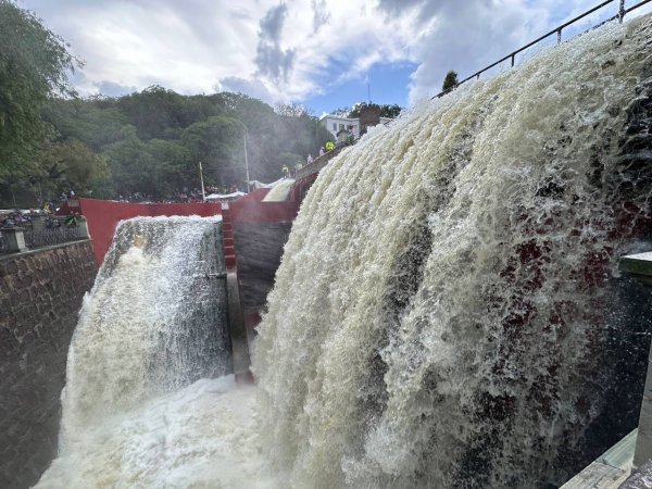 Entre alegría y con mucha agua, así se vivió la apertura de la Presa de la Olla en Guanajuato capital