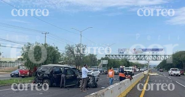 Vuelca camioneta de la FGE frente a la empresa General Motors en Silao 