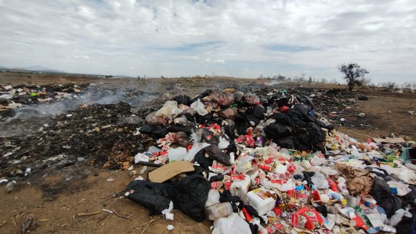 Entre restos de comida y llantas, llenan de basura al camino de la comunidad Sanabria en Irapuato 