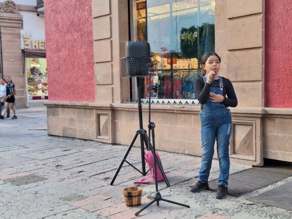 Con apenas 10 años, Natalia conquista con su dulce voz en el centro de León 