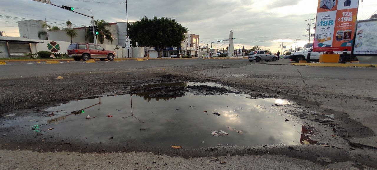 Lluvias sacan baches de Avenida Faja de Oro en Salamanca