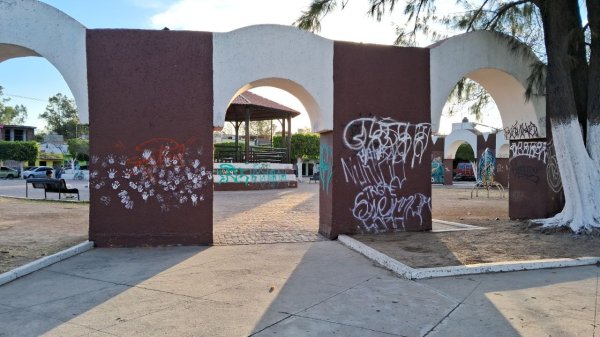 Vecinos de la Nativitas en Salamanca denuncian paso de vehículos en jardín: 