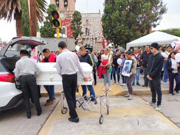 Amigos y familia dan último adiós a Itzel, menor que murió por un paro en su escuela de San Felipe  