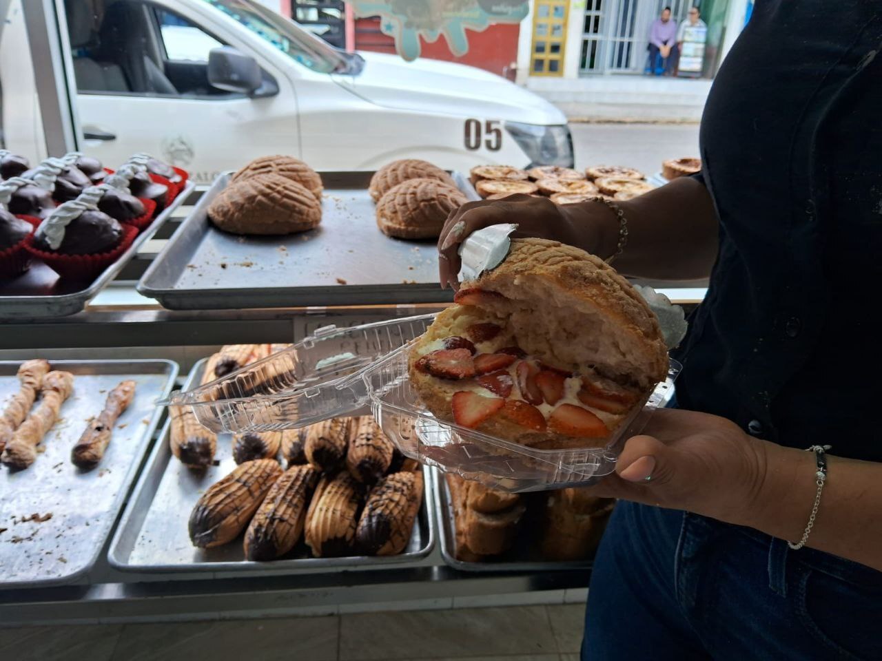 ¿Antojo de algo rico? Panificadora San Gonzalo innova con conchas rellenas de nata y fresas en Salamanca