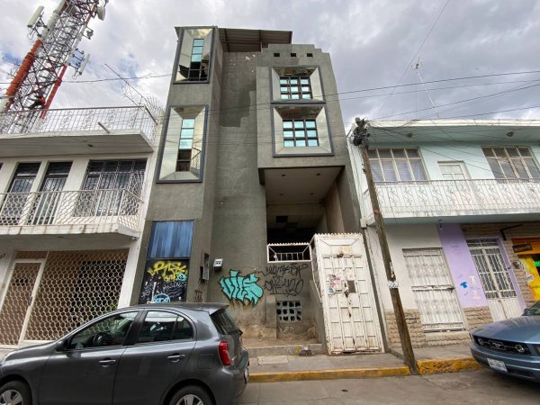 Lleno de basura y vidrios rotos, dejan en el abandono al edificio de la Caja 30 de Agosto en Silao 