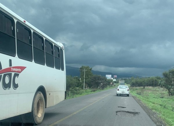 ¡Cuidado! Si circulas por esta carretera de San Miguel de Allende podrías sufrir un accidente 