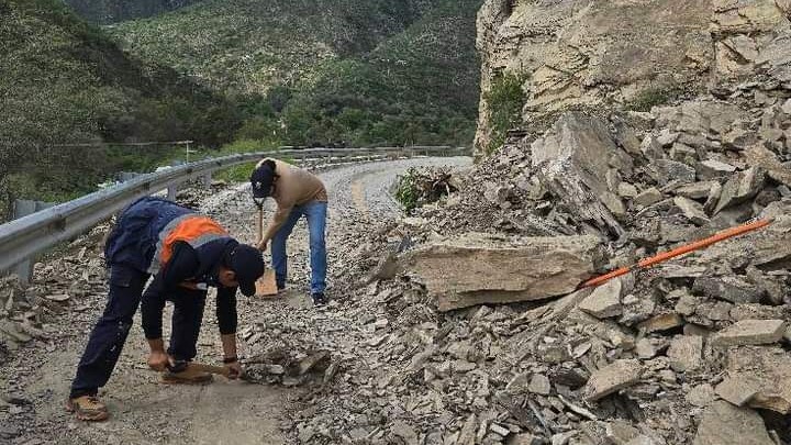 Lluvias causan otro derrumbe en una carretera de Xichú