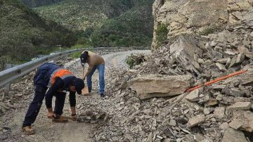 Lluvias causan otro derrumbe en una carretera de Xichú