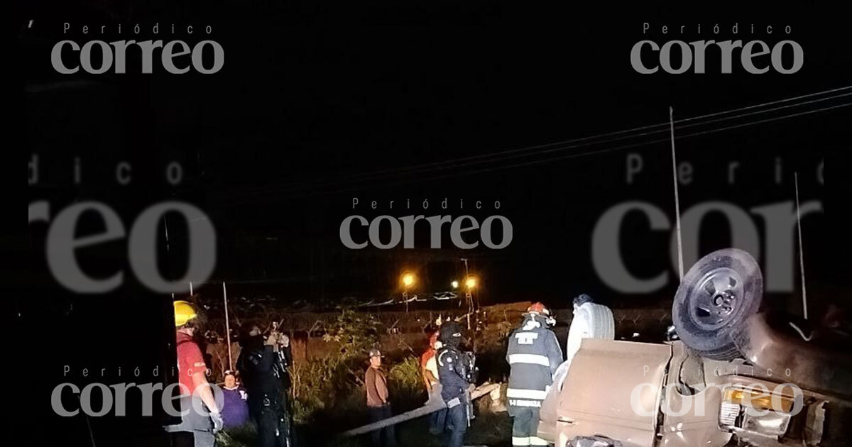 Volcadura en la avenida Aeropuerto de Celaya deja una persona sin vida y otra herida