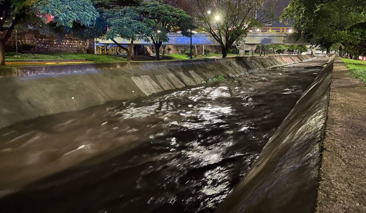 Lluvia torrencial inunda León y Silao, causa caos vial