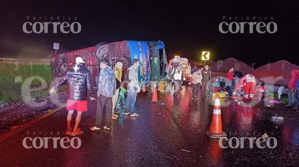 Volcadura de camión de pasajeros en carretera Salamanca-León deja dos muertos y decenas de heridos